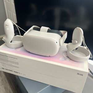 Oculus White VR Headset with Controllers